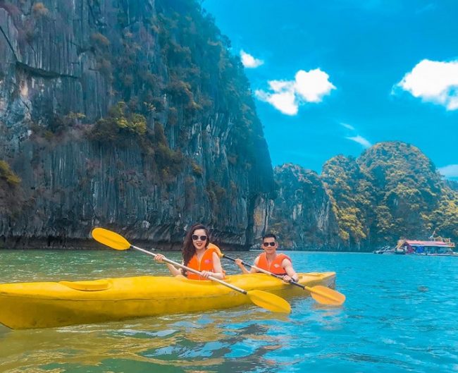 Chèo thuyền Kayak tham quan đảo là trải nghiệm không thể bỏ qua