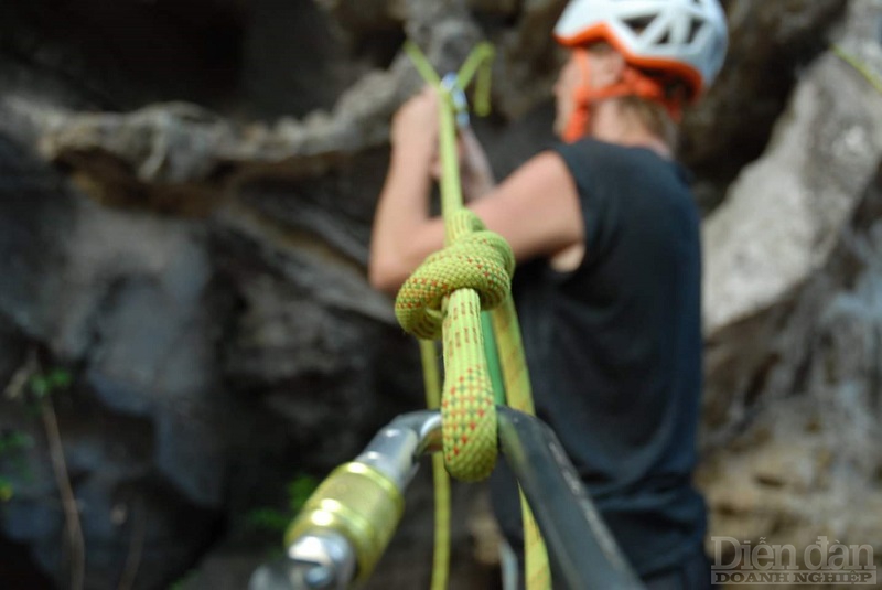 Trước khi bắt đầu leo núi, hướng dẫn viên sẽ kiểm tra việc sử dụng các trang thiết bị an toàn, hướng dẫn nhanh kỹ thuật leo núi và tiến hành màn khởi động