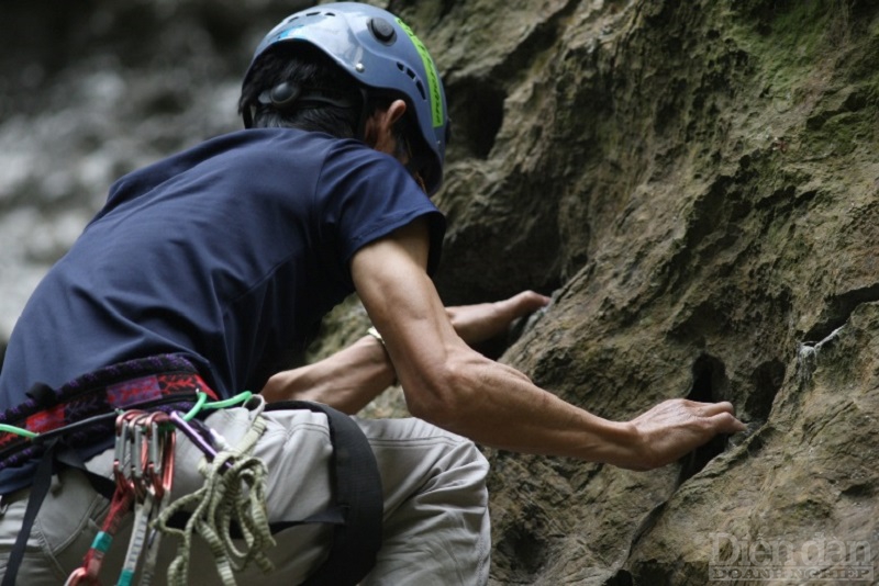 Để có một hành trình leo núi an toàn, người hướng dẫn thường phải leo trước để định vị đường leo cũng như kiểm tra các điều kiện an toàn