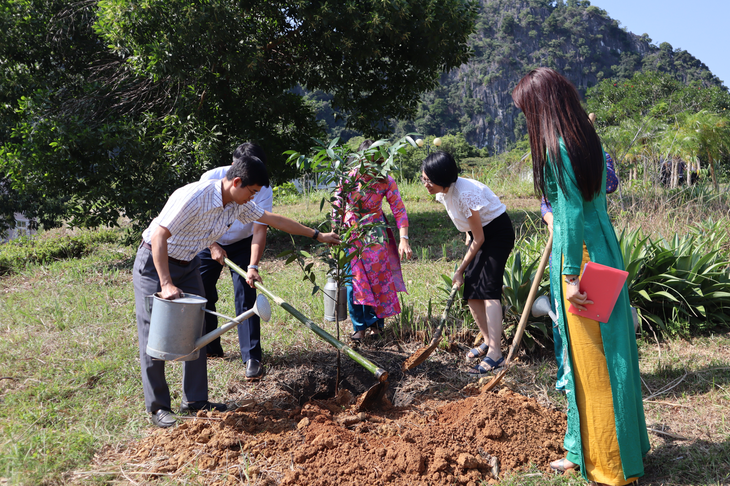 Trồng cây sau lễ mít tinh hưởng ứng Ngày quốc tế về khu dự trữ sinh quyển - Ảnh: UNDP Việt Nam