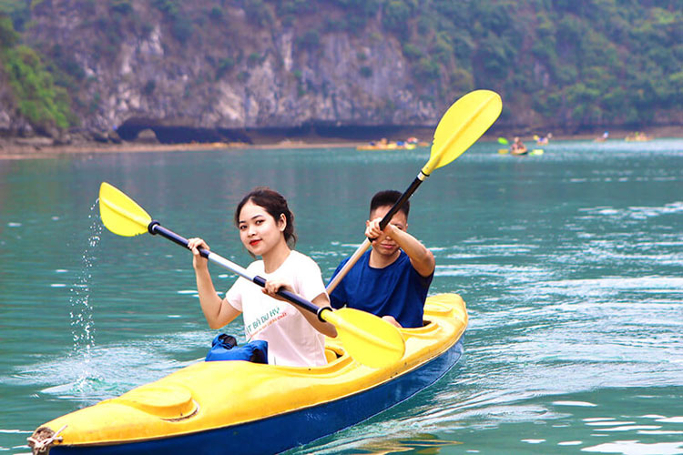 chèo thuyền kayak ở Cát Bà