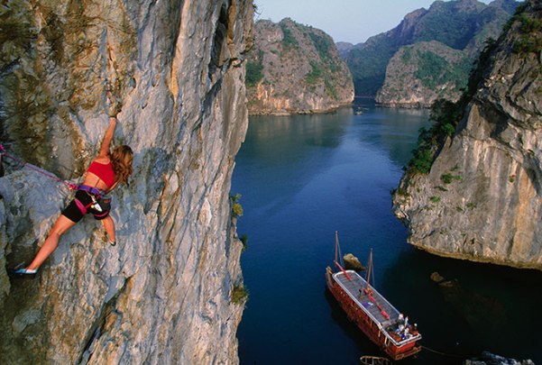 Hoạt Động Leo Núi Và Khám Phá Hang Động Tuyệt Vời Tại Cát Bà